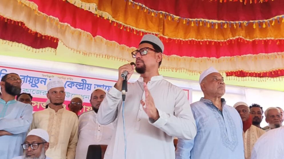 বক্তব্য রাখছেন চট্টগ্রাম সিটি করপোরেশনের মেয়র ডা. শাহাদাত হোসেন। ছবি: যুগান্তর