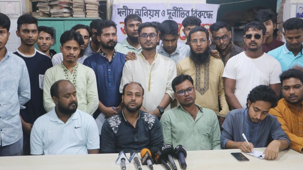 সংবাদ সম্মেলনে গণঅধিকার পরিষদের নেতাকর্মীরা। ছবি: যুগান্তর
