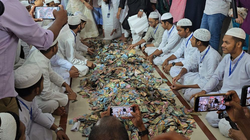 পাগলা মসজিদের দান বাক্সের টাকা গণনা চলছে। সংগৃহীত ছবি