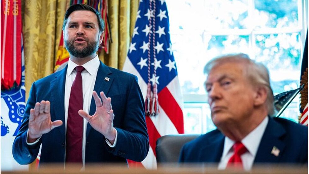 প্রেসিডেন্টের ‘দায়িত্ব নিতে প্রস্তুত’ জেডি ভ্যান্স, কী হলো ট্রাম্পের?