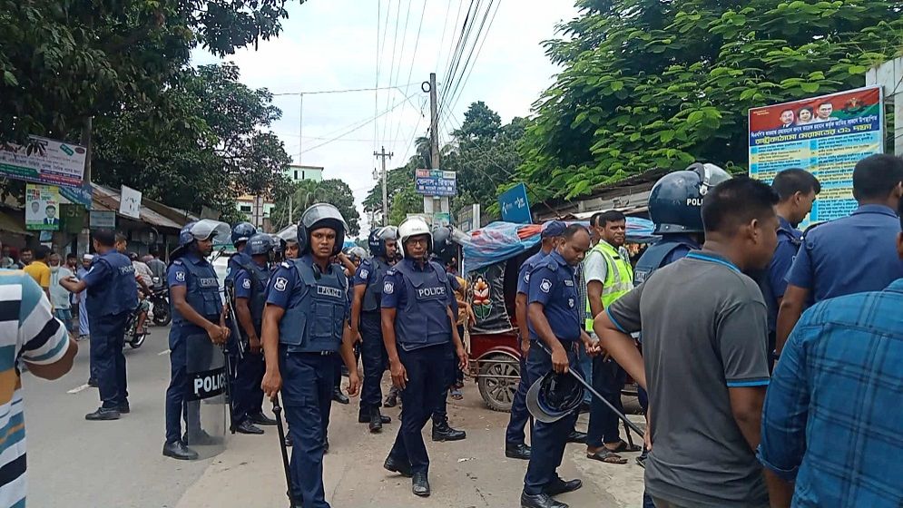 সাদুল্লাপুরে বিএনপির দুই গ্রুপের সংঘর্ষ, দলীয় কার্যালয় ভাঙচুর