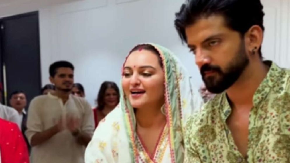 পূজা দিয়ে তোপের মুখে বলিউড অভিনেতা