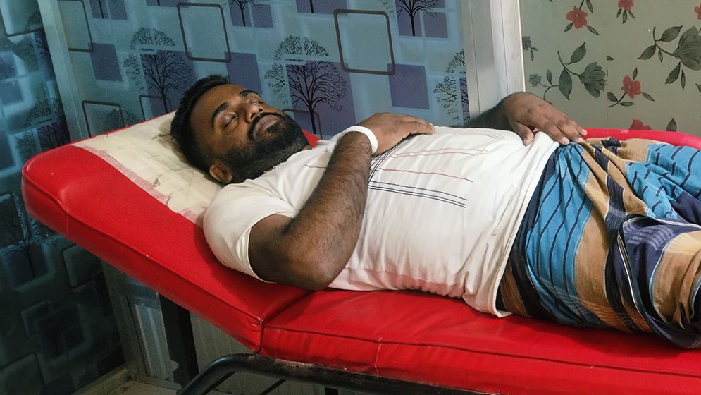 যুবদল নেতাকে গাছে বেঁধে নির্যাতন, ৯৯৯ ফোনে প্রাণে রক্ষা