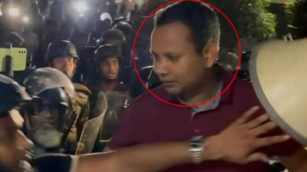 মেরুন টি-শার্ট পরা সেই যুবকের পরিচয় জানা গেল