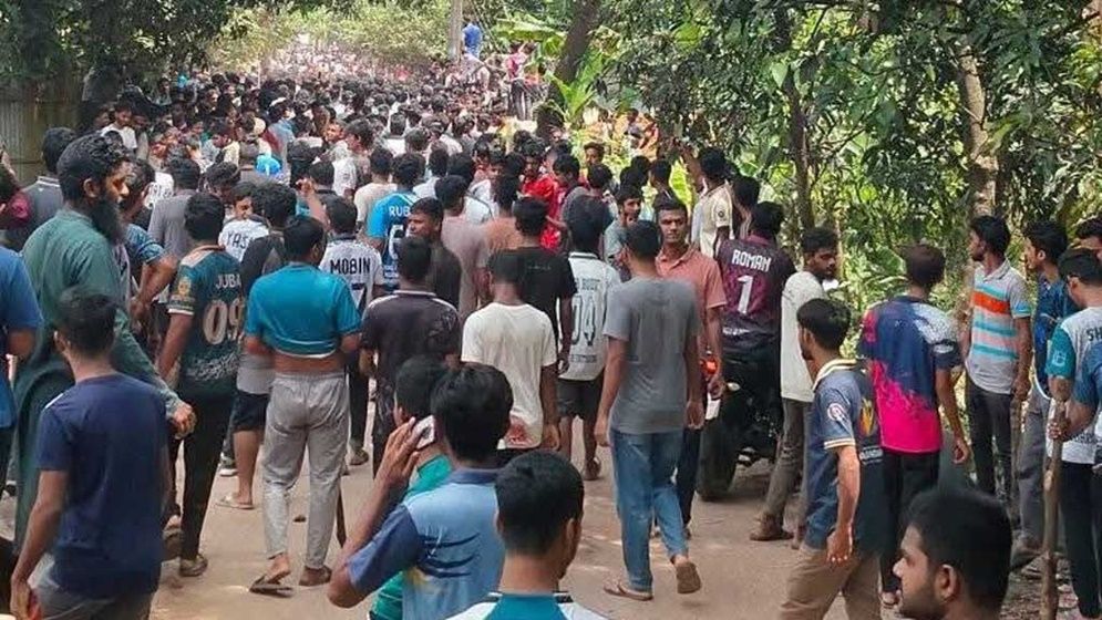 গ্রামবাসীর আড়ালে নিষিদ্ধ ছাত্রলীগের হামলা