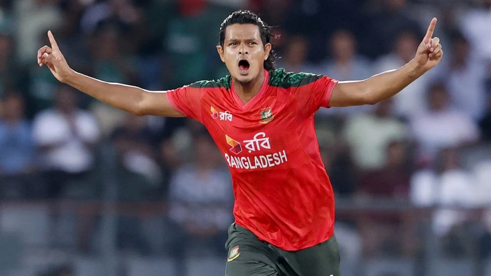 দুই বলে ২ উইকেট নিলেন নাসুম