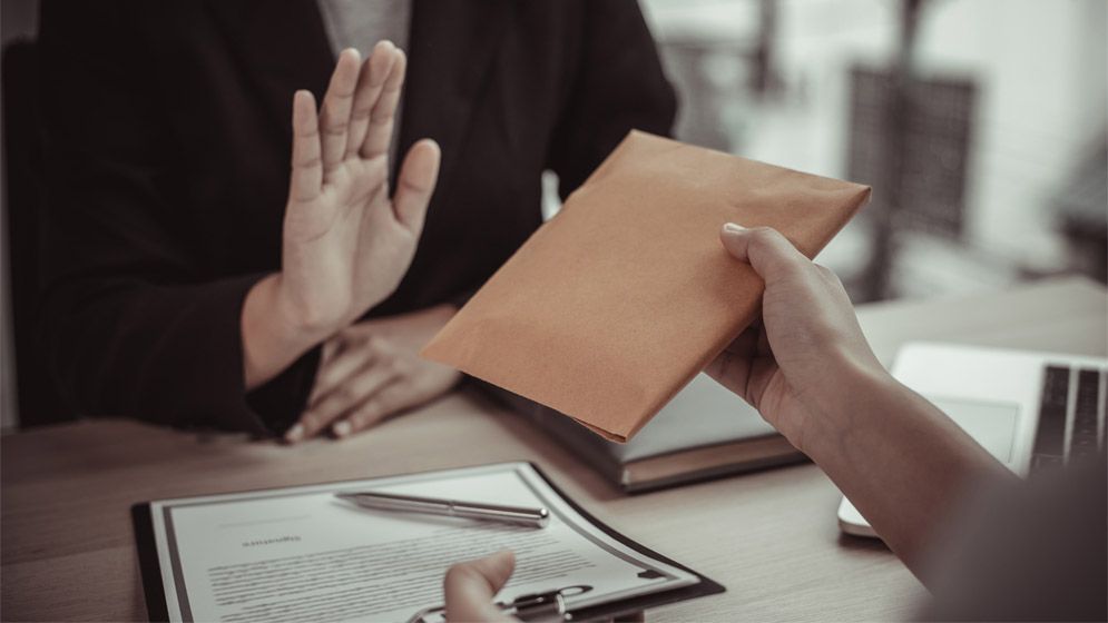 ঘুস দিয়ে চাকরি নেওয়া জায়েজ?