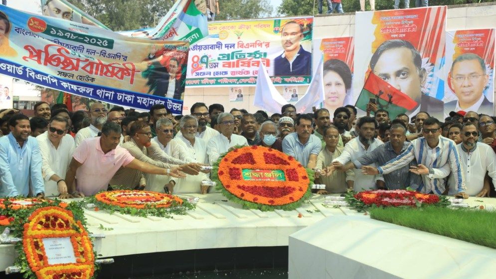 জিয়াউর রহমানের সমাধিতে শ্রদ্ধা নিবেদন