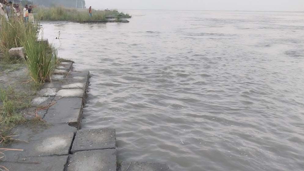 চৌহালী শহর রক্ষা বাঁধে ধস, ৩৫ মিটার এলাকা যমুনায় বিলীন