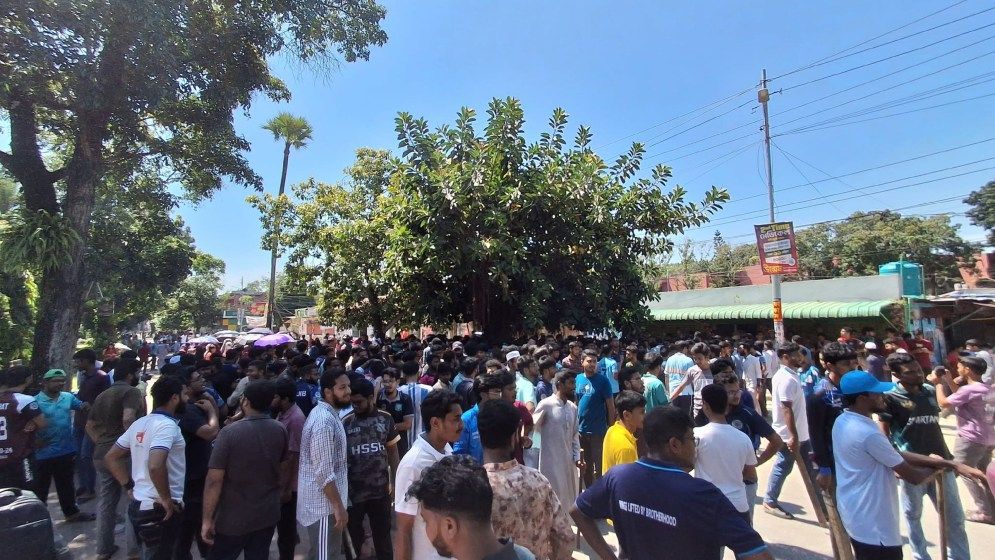 হল ছাড়ার নির্দেশ প্রত্যাখ্যান করে বাকৃবি শিক্ষার্থীদের বিক্ষোভ