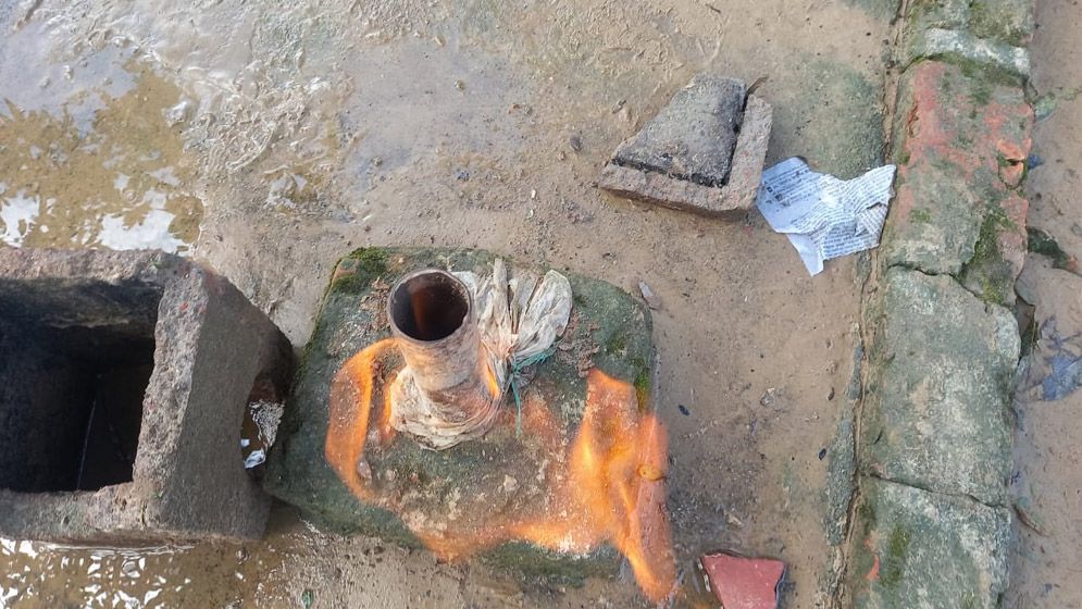 নেত্রকোনায় নলকূপের পাইপ থেকে উঠছে গ্যাস, জ্বলছে আগুন