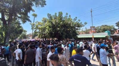 হল ছাড়ার নির্দেশ প্রত্যাখ্যান করে বাকৃবি শিক্ষার্থীদের বিক্ষোভ