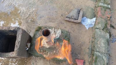 নেত্রকোনায় নলকূপের পাইপ থেকে উঠছে গ্যাস, জ্বলছে আগুন