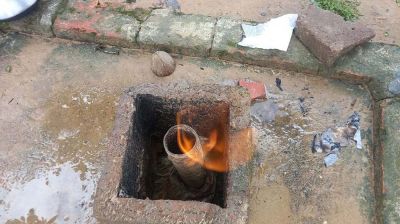 টিউবওয়েলে উঠছে গ্যাস, জ্বলছে আগুন