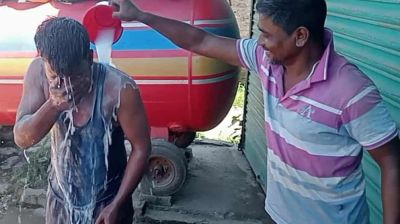 দুধ দিয়ে গোসল করে জুয়া খেলা ছাড়লেন ব্যবসায়ী