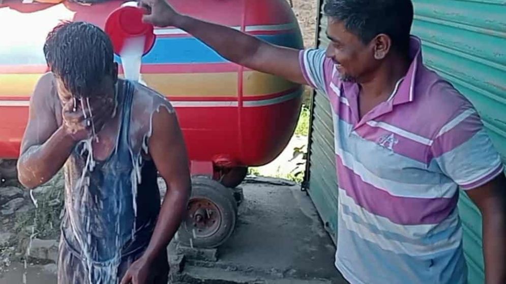 দুধ দিয়ে গোসল করে জুয়া খেলা ছাড়লেন ব্যবসায়ী