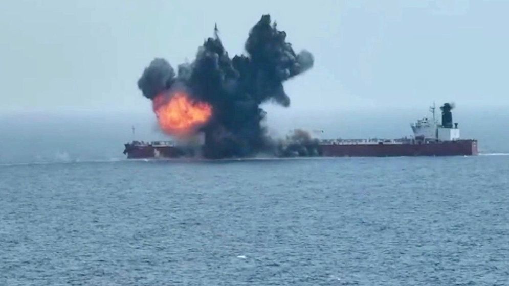 ইসরাইলি তেল ট্যাংকারে ইয়েমেনের ক্ষেপণাস্ত্র হামলা