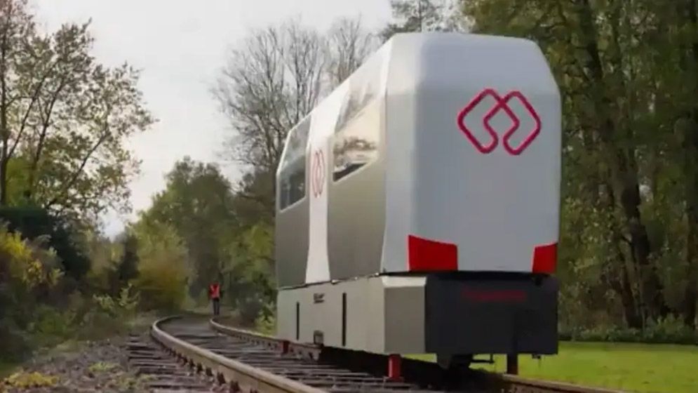 রেললাইনের এক লাইনে চলে যে যান