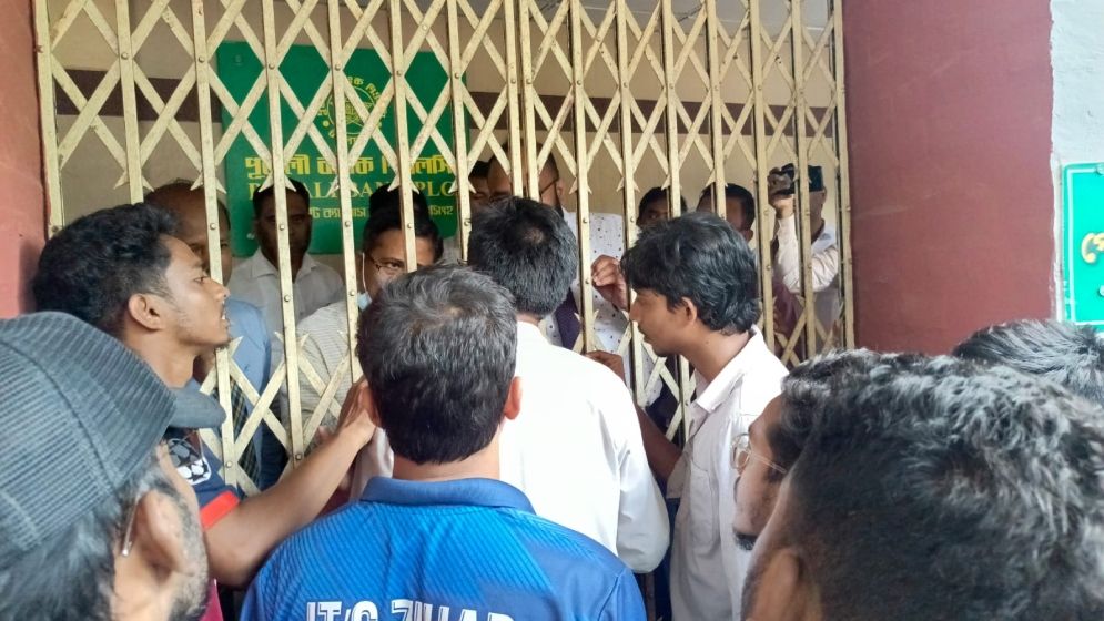 আলোচনার আশ্বাসে অবরোধ তুলে নিল বাকৃবি শিক্ষার্থীরা