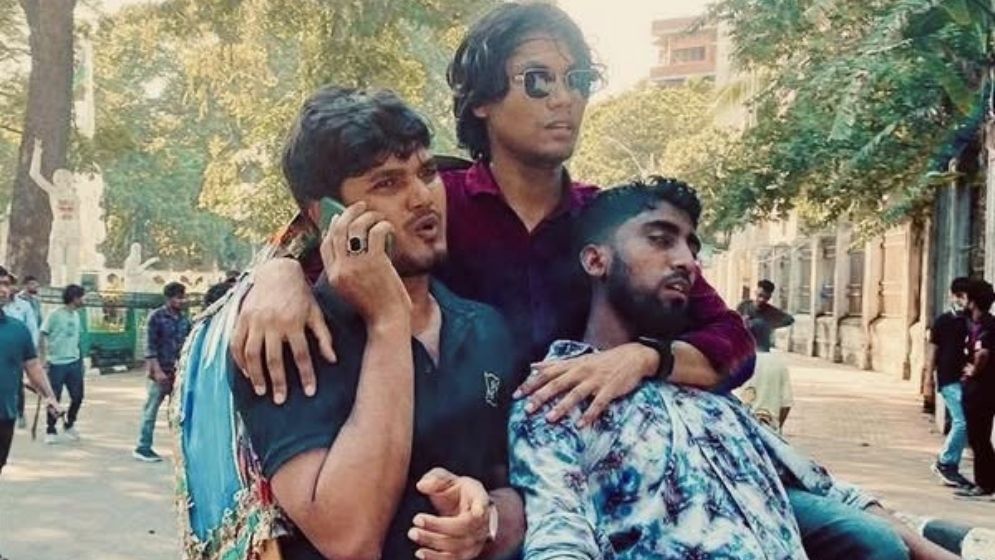 আবিদের সঙ্গে আহত জুলাইযোদ্ধাকে রিকশায় নিয়ে যাওয়া সাকিবের আবেগঘন চিঠি