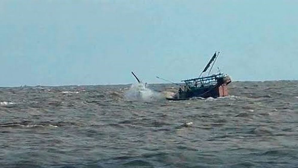 বঙ্গোপসাগরে ঝড়ের কবলে ট্রলারডুবি, ৮ ঘণ্টা পর ১৮ জেলে উদ্ধার