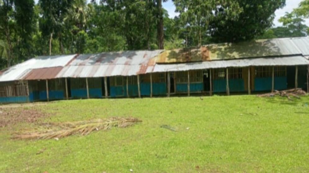 রাজাপুর বালিকা মাদ্রাসা যেন সাক্ষাৎ ‘মরণফাঁদ’