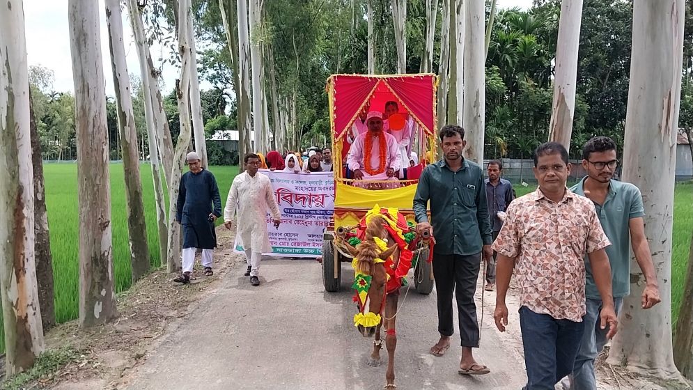 কুড়িগ্রামে শিক্ষককে ঘোড়ার গাড়িতে চড়িয়ে রাজকীয় বিদায়।