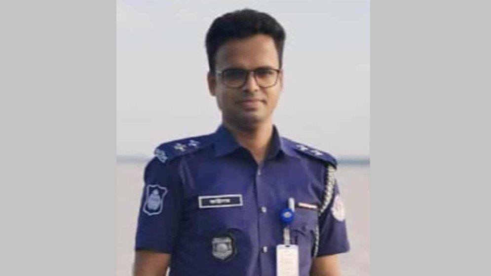যৌতুকের দাবিতে স্ত্রীকে নির্যাতন মামলায় পুলিশের এসআই। ছবি: সংগৃহীত