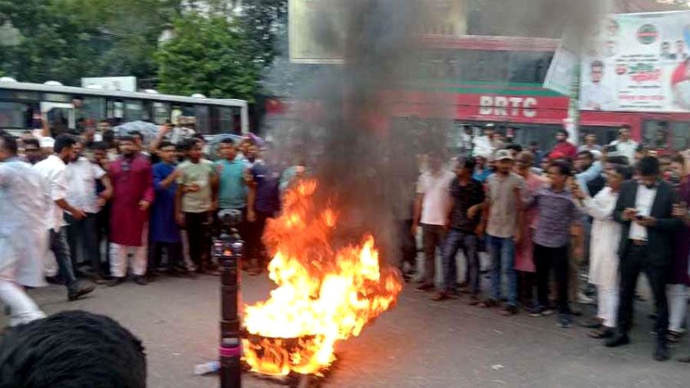 তিন দাবি আদায়ে পল্টন মোড় অবরোধ গণঅধিকার পরিষদের