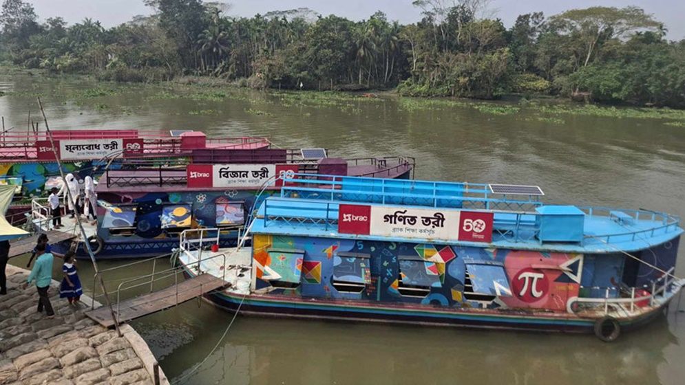 হাওড়ে শিক্ষার আলো ছড়াচ্ছে নৌকায় ভাসা আট স্কুল