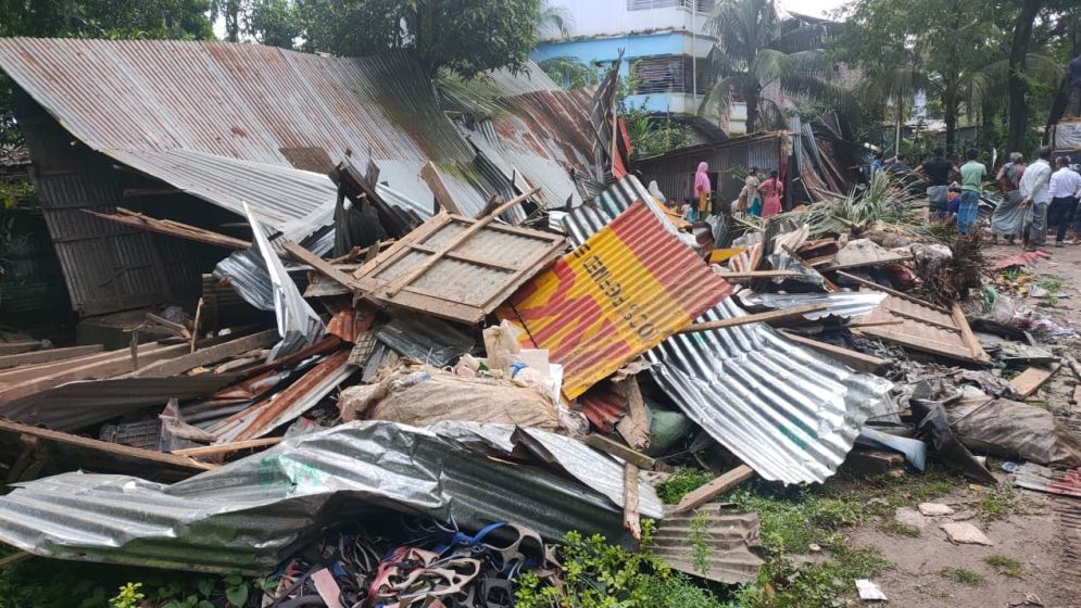 ভান্ডারিয়ায় সওজের জায়গায় অবৈধ স্থাপনা উচ্ছেদ