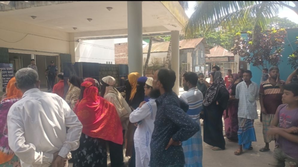 চার বছরের শিশুর সামনে মাকে কুপিয়ে হত্যা, আটক ১
