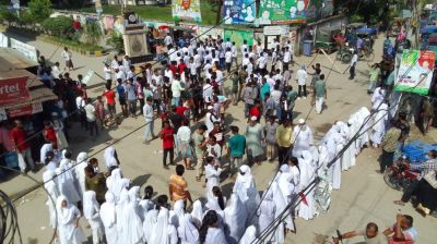 শিক্ষকের ওপর হামলা, সড়ক অবরোধ করে শিক্ষার্থীদের বিক্ষোভ