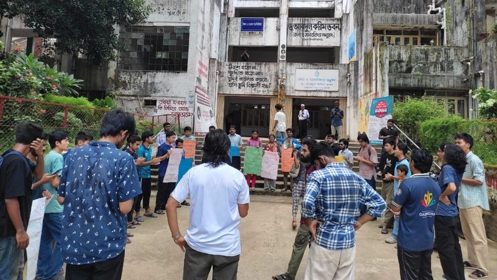 ৭ দফা দাবিতে উত্তাল চবি