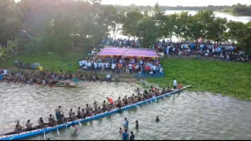 ঐতিহ্যবাহী নৌকাবাইচ দেখতে মানুষের ভিড়