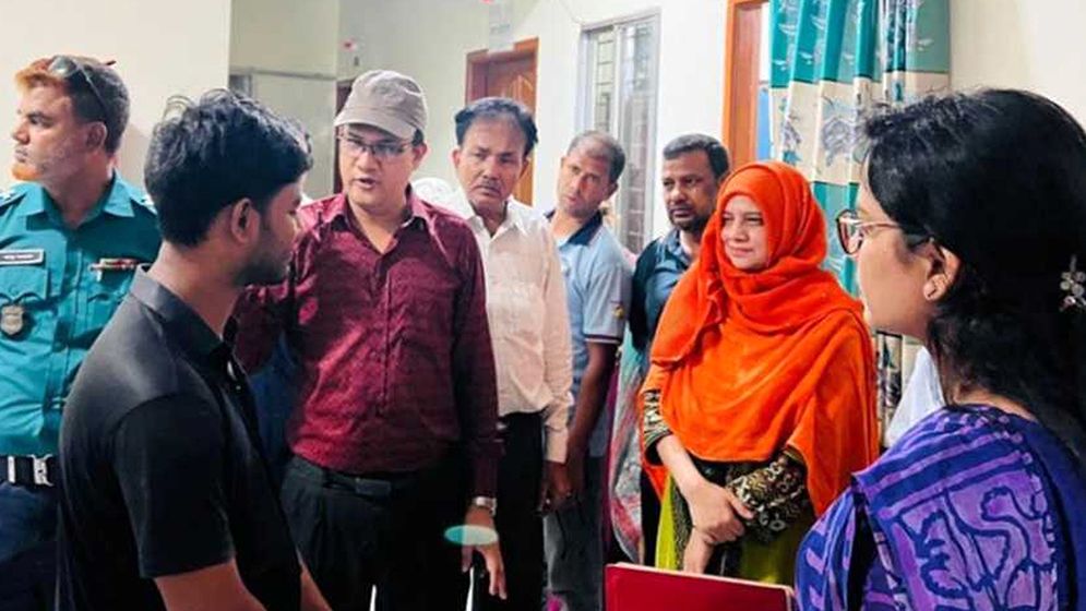 বোরকা পরে পালানোর চেষ্টা ‘অষ্টম শ্রেণি পাশ’ চিকিৎসকের