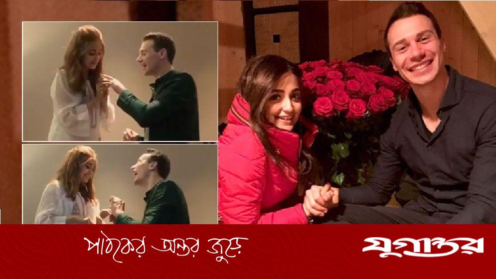 সংসার ভাঙছে মোনালি ঠাকুরের