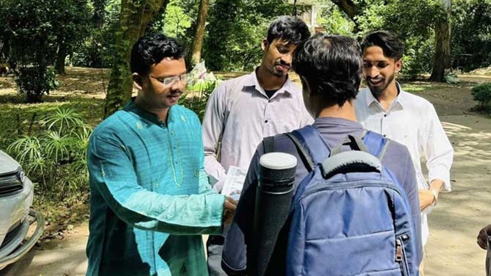 ডাকসু নির্বাচনে অভিনব কায়দায় ভোট চাচ্ছেন বাম প্রার্থী