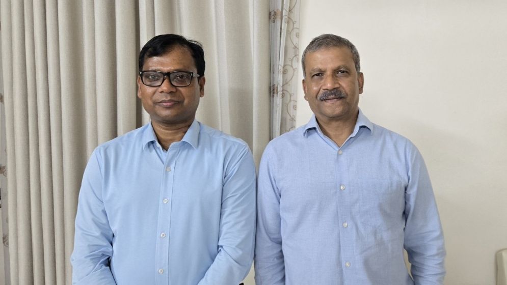 সিলেটের ডিসি সারওয়ারকে নিয়ে আবেগঘন পোস্ট আইন উপদেষ্টার