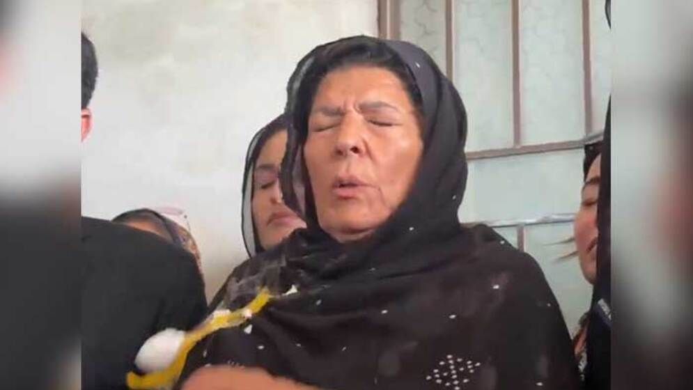 আদিয়ালা কারাগারের বাইরে ইমরান খানের বোন আলিমা খানের ওপর ডিম নিক্ষেপ