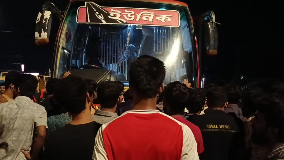 ঢাকাগামী বাসে শিক্ষক লাঞ্ছিতের প্রতিবাদে পবিপ্রবি শিক্ষার্থীদের বিক্ষোভ