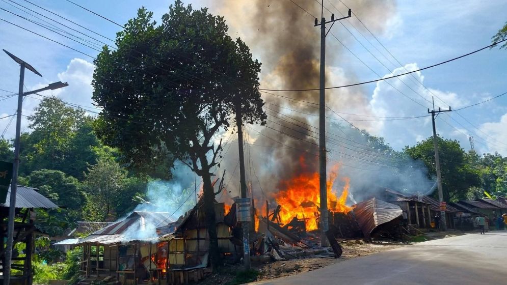 রামগড়ে আগুনে পুড়ল দোকান, নিঃস্ব ৮ ব্যবসায়ী