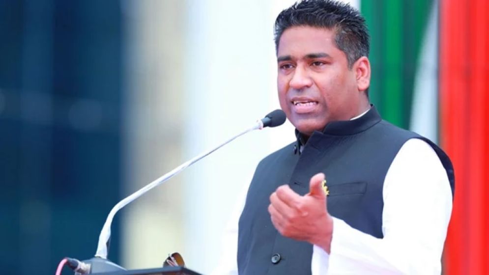 নিজের বাসভবনকেই দপ্তর বানান সাদিক