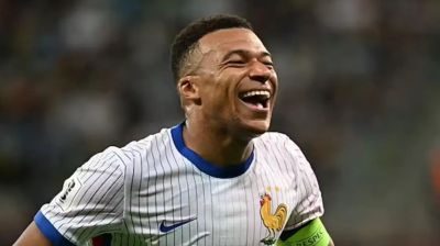 অঁরিকে ছুঁয়ে ফেললেন এমবাপ্পে