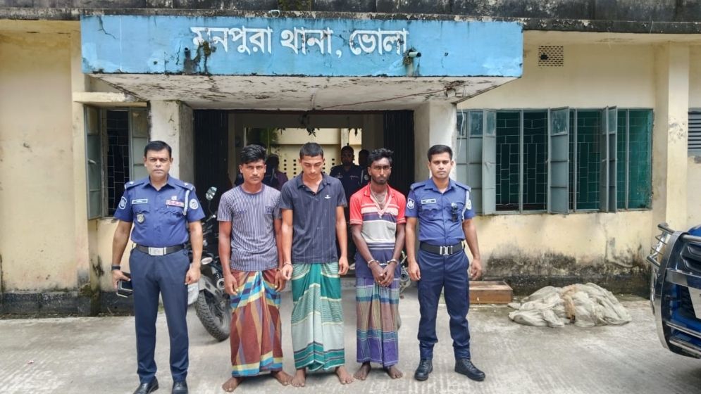 মনপুরায় শিশুর গলায় ছুরি ধরে মাকে সংঘবদ্ধ ধর্ষণ, গ্রেফতার ৩