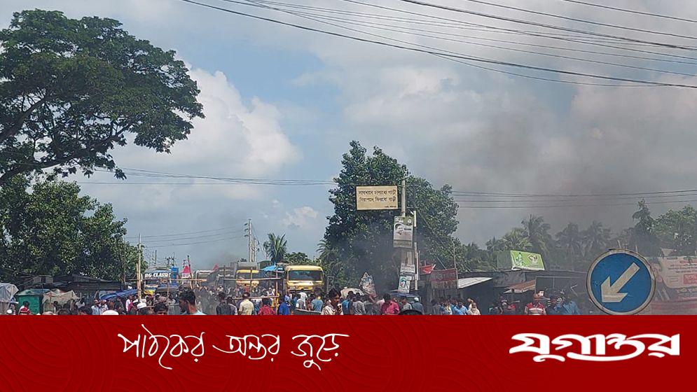 ভাঙ্গায় গাছ ফেলে, টায়ার জ্বালিয়ে সড়ক অবরোধ