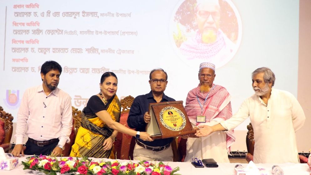 ৭৫ বছর বয়সে বিএ পাশ করলেন কৃষক সাদেক আলী