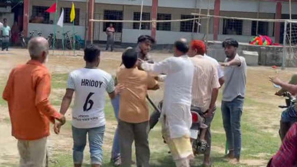 ছাত্রীদের নিপীড়নের অভিযোগ, গণধোলাইয়ে প্রধান শিক্ষকের স্কুলত্যাগ