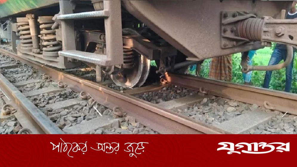 জয়পুরহাটে বগি লাইনচ্যুত, উত্তরবঙ্গে ট্রেন চলাচল বন্ধ