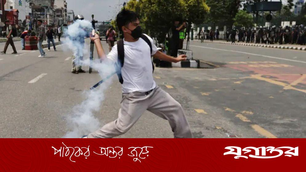 নেপালে আন্দোলনকারীদের পাশে দাঁড়াল শিল্পীরা